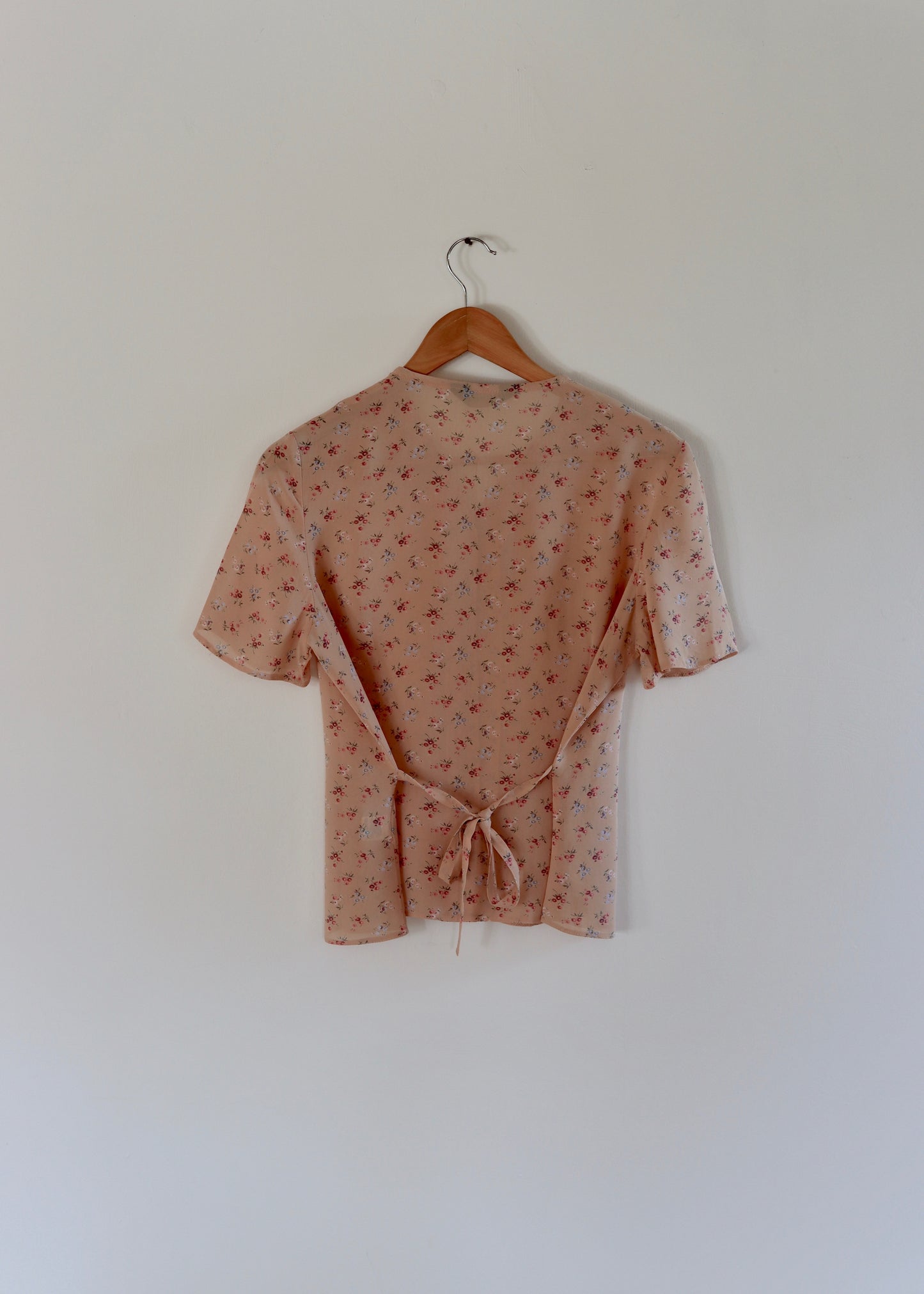Pretty 90s floral blouse
