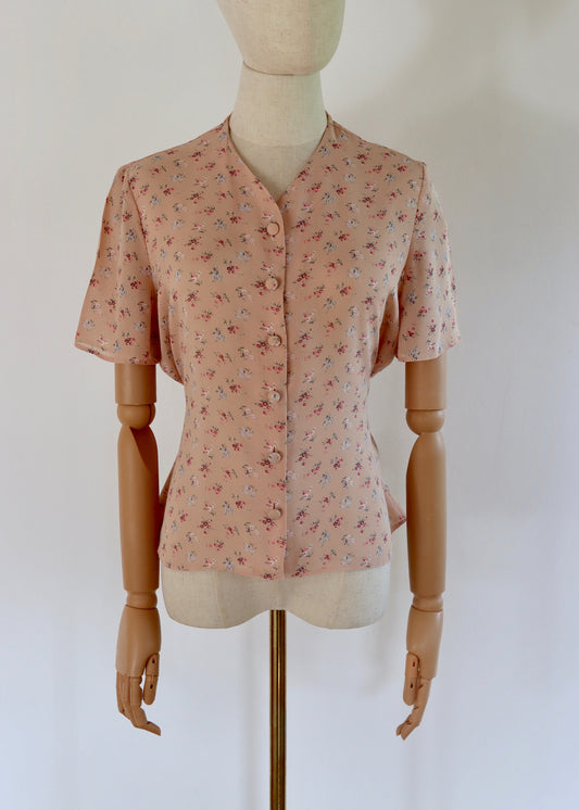 Pretty 90s floral blouse