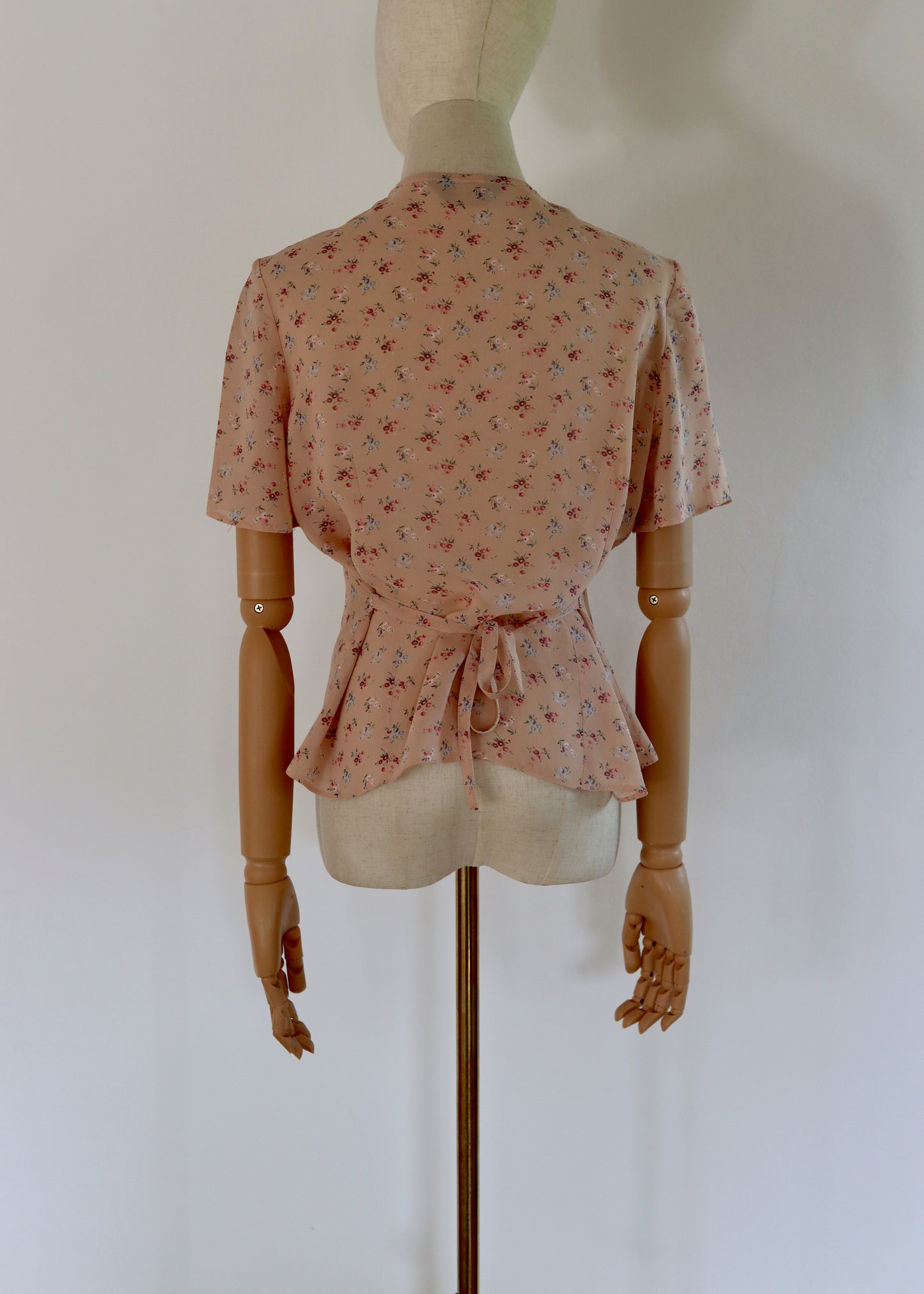 Pretty 90s floral blouse
